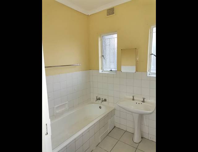 3 BEDROOM FREESTANDING FOR SALE IN SIGNAL HILL